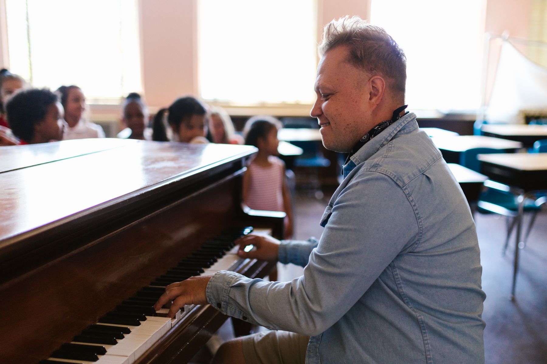 Muziekdocent geeft een interactieve les aan leerlingen
